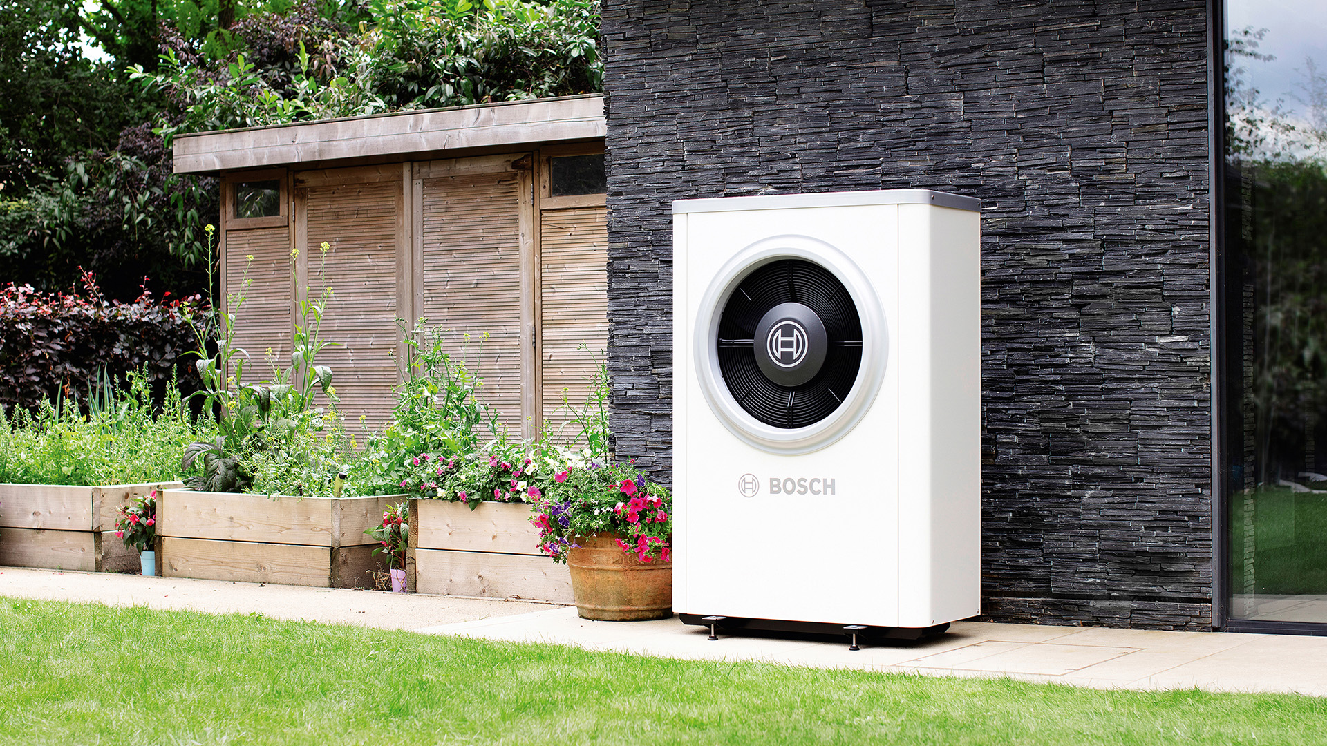 7001_Outdoor_Unit_-_Lifestyle